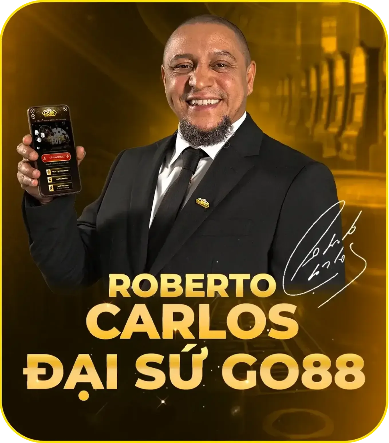 Roberto Carlos — đại sứ thương hiệu Go88, cầm điện thoại hiển thị giao diện game và nút tải app